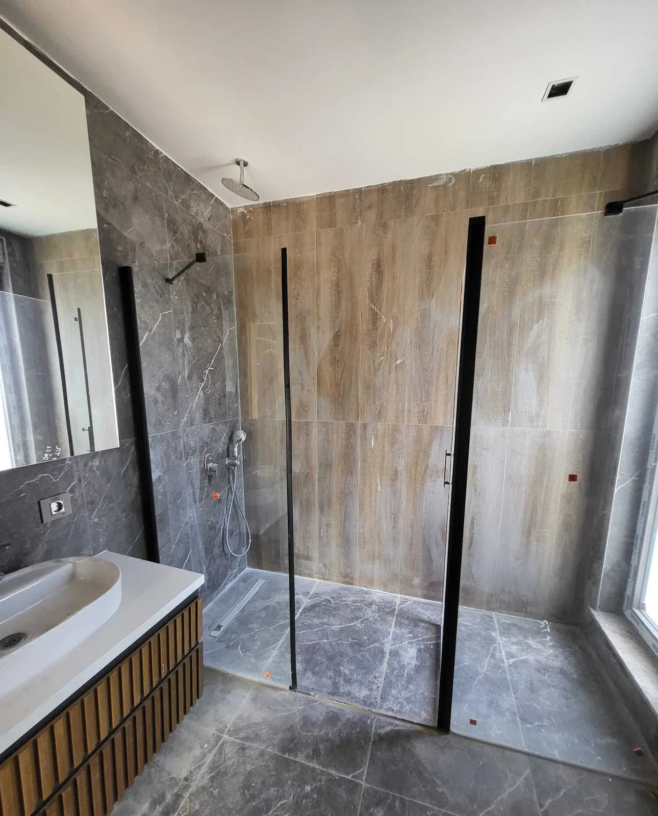 Mermer kaplamalı banyo, duşakabin ve gömme aydınlatma