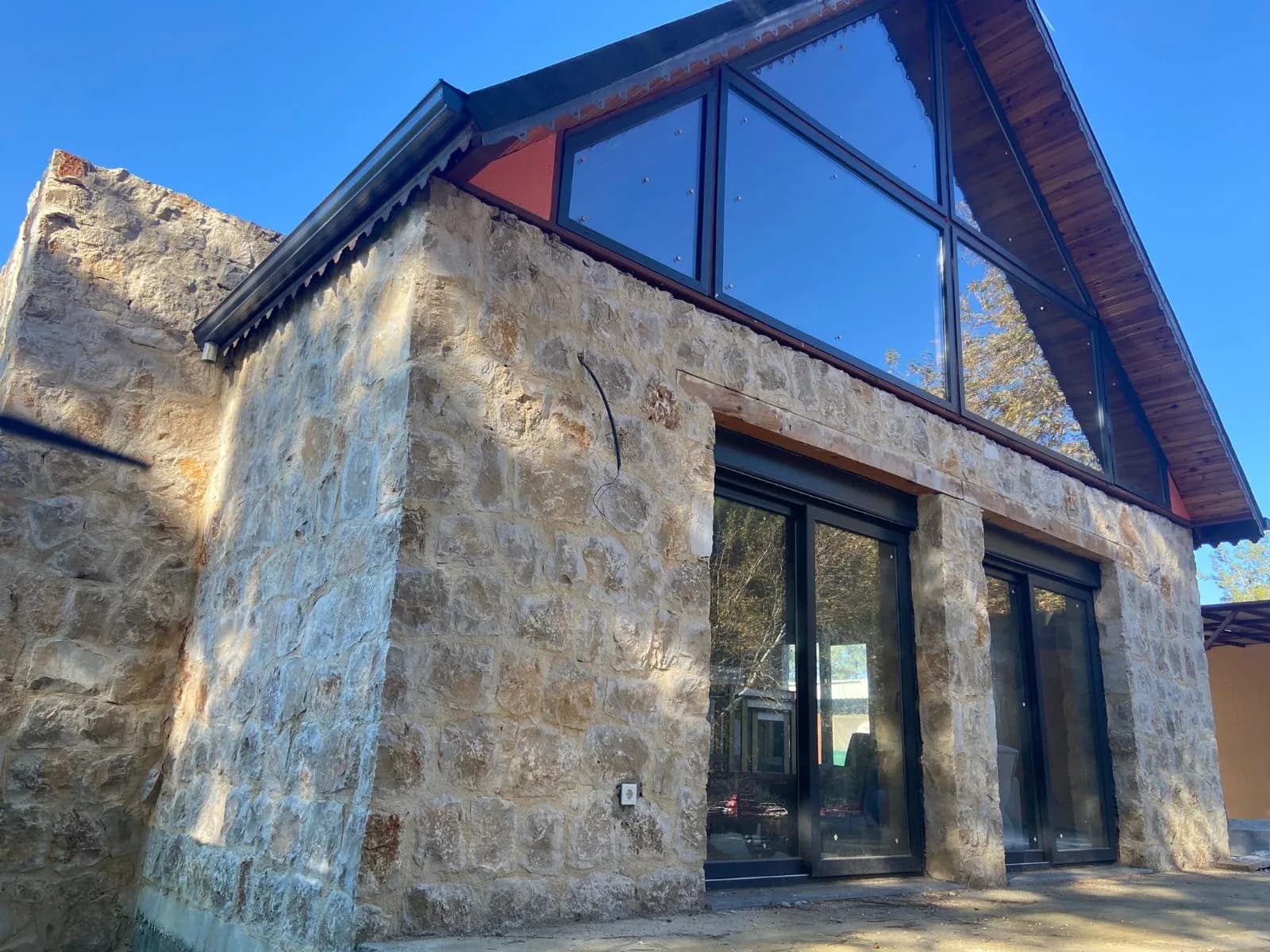 Taş kaplamalı A-frame yapı, dış cephe